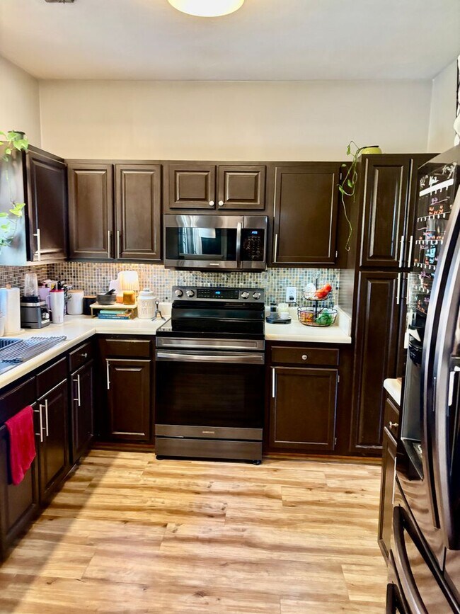 Building Photo - 3 bedroom/2.5 bathroom- Lake Cambridge- Kiln Creek