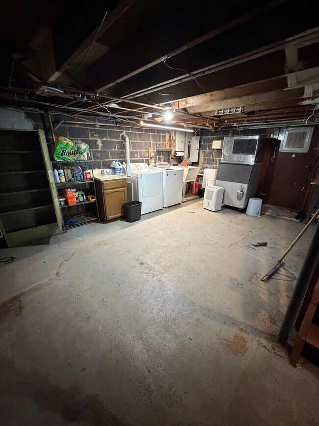 Building Photo - Spacious 4BR in a Quiet, Private Pocket