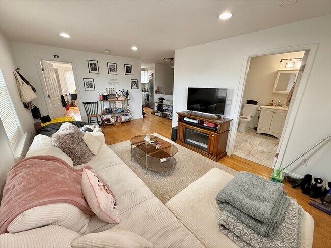 Building Photo - 9 Boston St