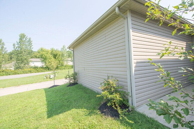 Building Photo - 1945 Center St