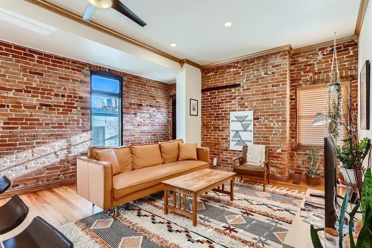 Building Photo - 973 Galapago St