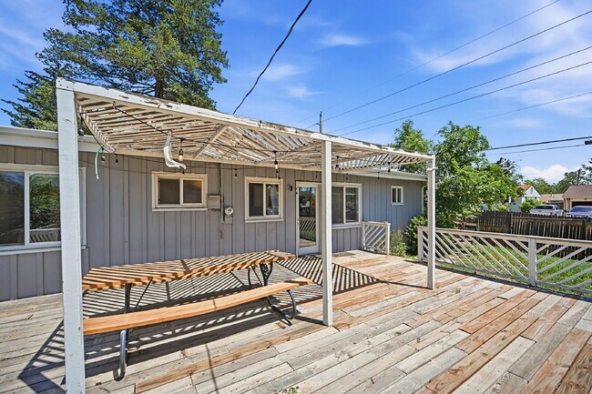 Building Photo - $2,640.95- 4 Bed, 2 Bath Home in Denver with Patio Space and In Unit Laundry!