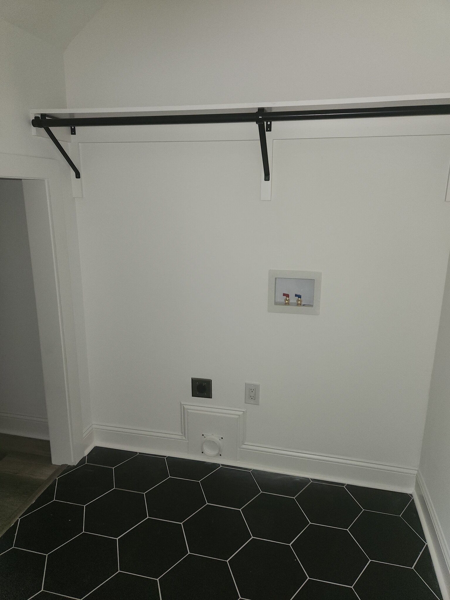 Washer and Dryer Hookups - 2033 Conti St