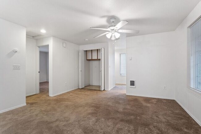 Building Photo - Beautiful 2 bed 1 bath apartment