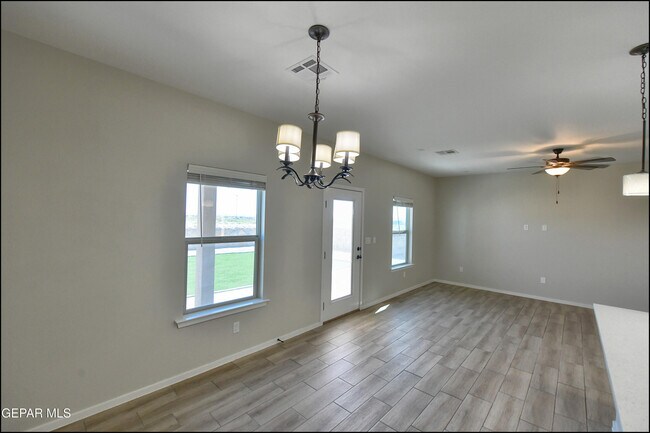 Building Photo - 516 Logwood Ave