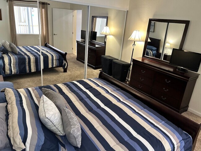 Building Photo - Bright & airy fully furnished condo at the...