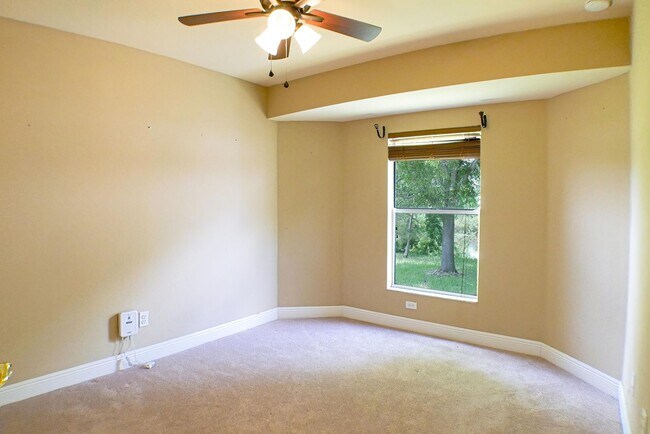 Building Photo - Beautiful 3 beds 2 bath 2-story home overv...