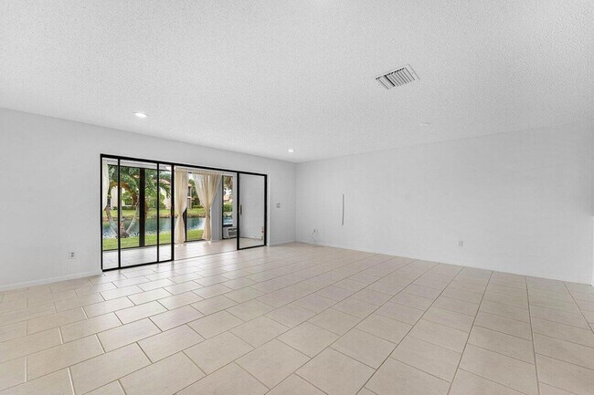 Building Photo - 8566 Casa Del Lago
