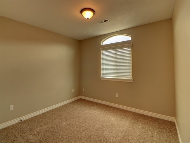 Building Photo - End unit town home