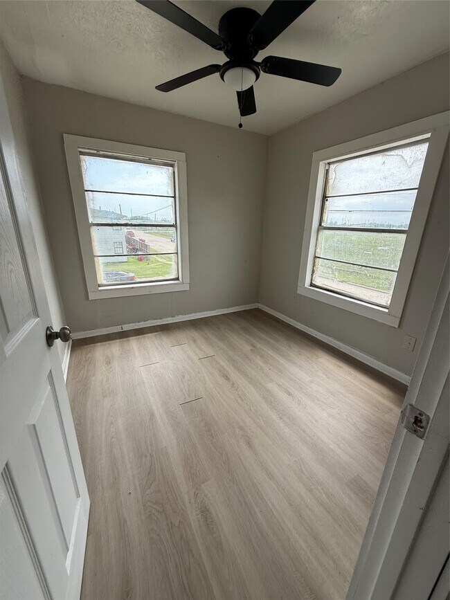 Building Photo - 126 W 6th St