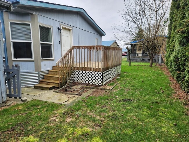 Building Photo - 1625 Main St