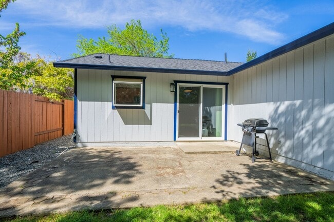 Building Photo - 3/2 Fully Updated with Fenced Yard/Dog Friendly/ Close to Everything central Redding