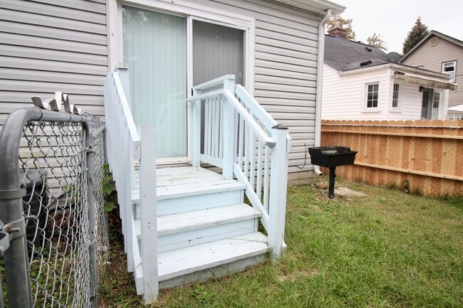 Building Photo - 3 bed 1 bath bungalow with garage and base...