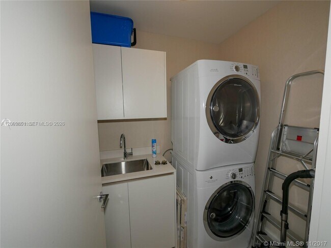 Building Photo - 10201 Collins Ave