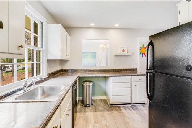 Building Photo - 2323 Tanglewood Cir NE