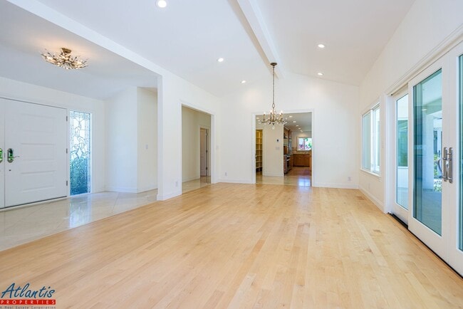Building Photo - Stunning & Remodeled Home | Desirable Sara...