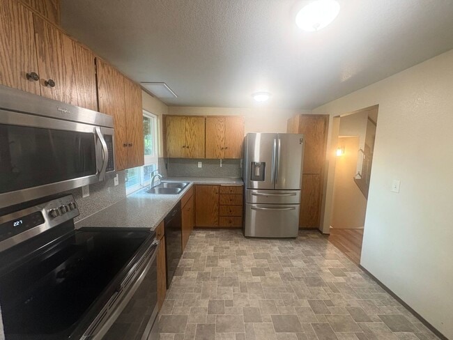 Building Photo - Charming Puyallup Home – Spacious & Updated