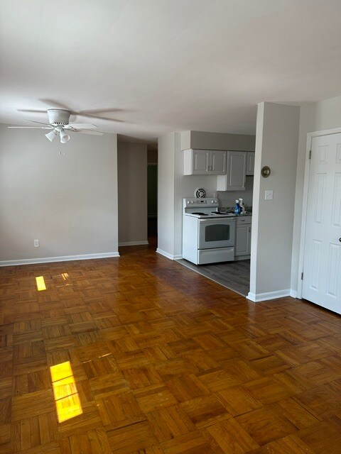 Building Photo - 32 S Brookside Rd