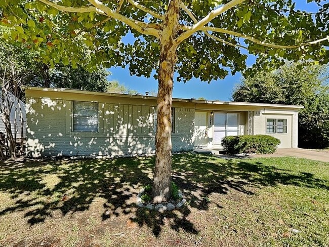 Building Photo - 2925 Caribbean Dr