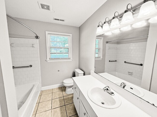 Building Photo - Nice 3 Bedroom Ranch
