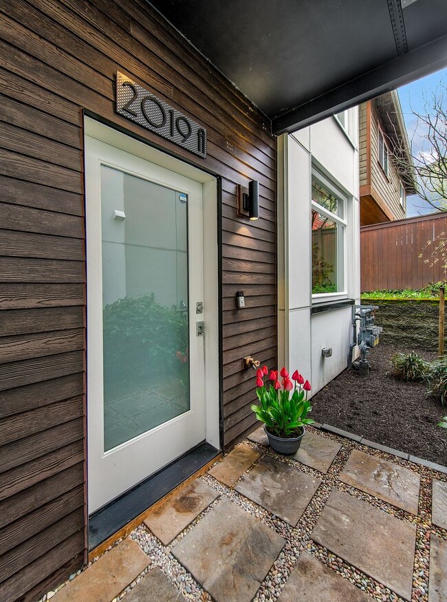 Building Photo - 3bd/1.75ba Seattle Townhouse