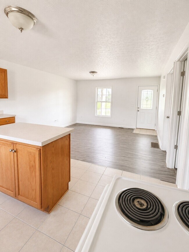 Building Photo - 211 Memory Ln