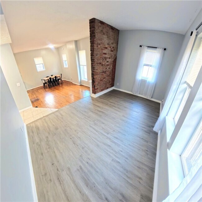 Building Photo - 14 Atkinson St