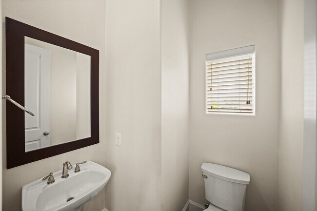 Building Photo - 2003 Covent Garden Station