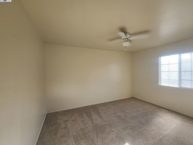 Building Photo - 323 Adelle St