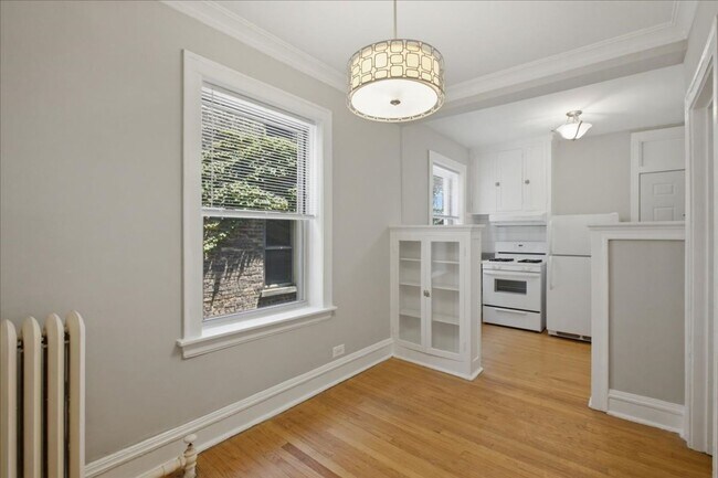 Building Photo - 1725 W Thorndale Ave
