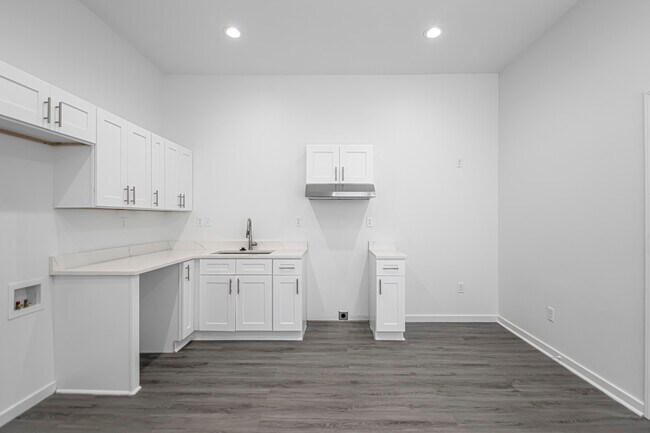 Building Photo - 214 S Park St