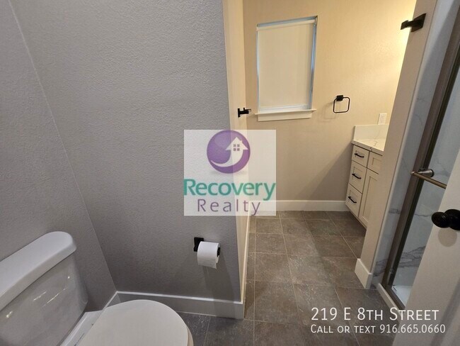 Building Photo - 219 E 8th St