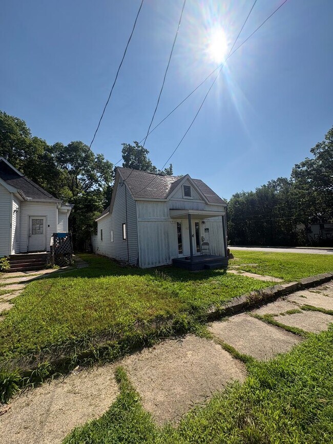 Building Photo - 2 Bedroom 2 bath home with outdoor space - MOVE IN SPECIAL 50% off first month's rent