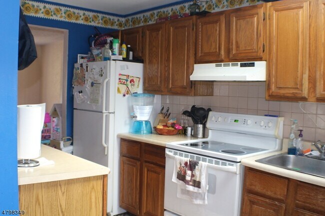 Building Photo - 10 Lakeview Trail