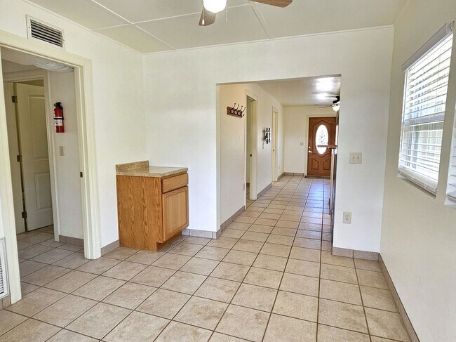 Building Photo - Annual Unfurnished 3 Bedroom 2 Bathroom Home in Nokomis!