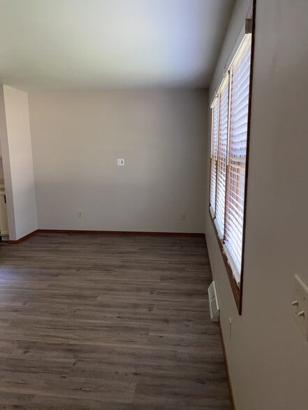 family room - 109 Woodview Dr