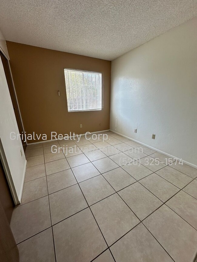 Building Photo - 1255 E Halcyon Rd