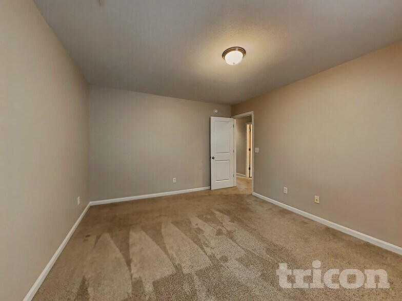 Building Photo - 461 Denman Loop