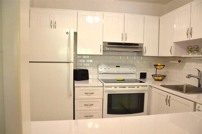 Building Photo - 255 S Cypress Rd