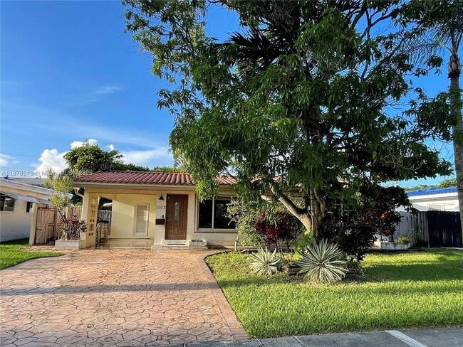 Building Photo - 1107 NE 8th St