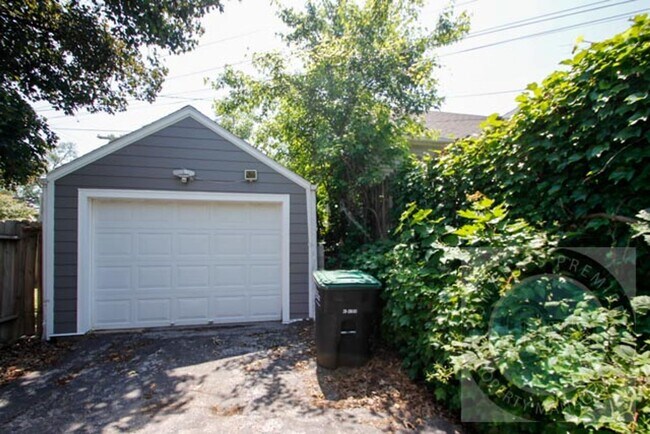 Building Photo - 2 Bed + an Office/ 1 Bath House by UNMC