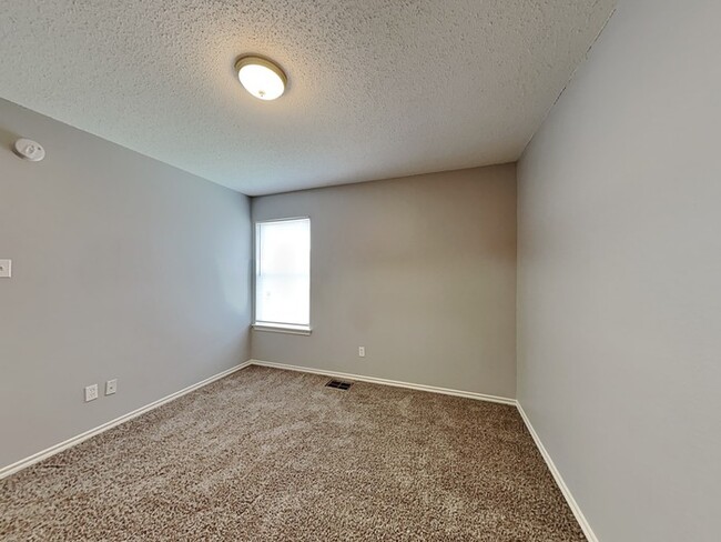 Building Photo - Spacious 3/2.5 Tudor Style Home!