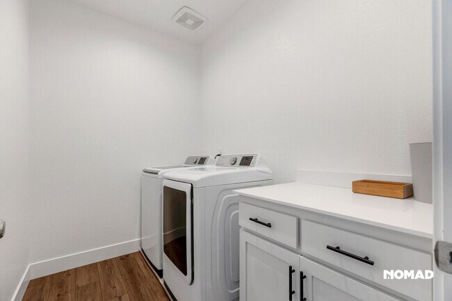 Building Photo - Dive into a Stunning Home in Roseville with Heated Pool - Available Jan 2026!