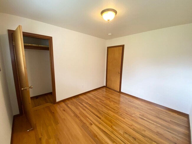 Building Photo - Price reduced! Nicely updated kitchen in t...