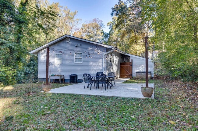 Building Photo - Cute & Private 3BR Home Ready for Move-In