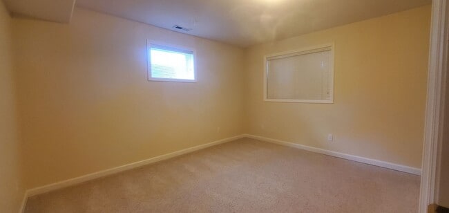 Building Photo - Large 5 bedroom 3 bathroom home!