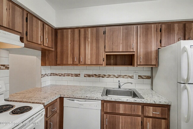 Building Photo - 204 Seminole Ave W