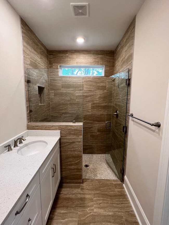 Building Photo - 843 Avery Park Dr