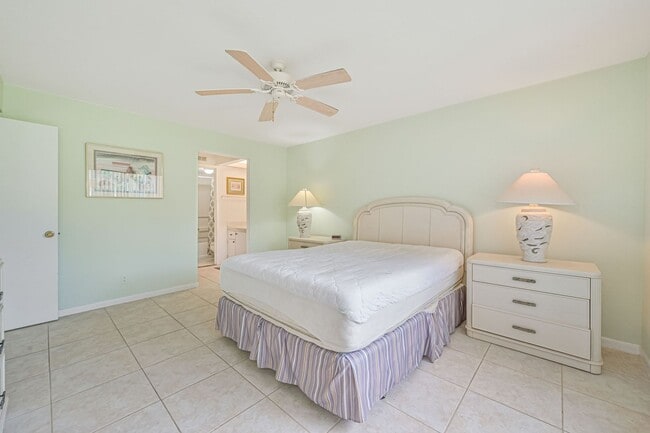 Building Photo - Beautiful Condo in South Naples