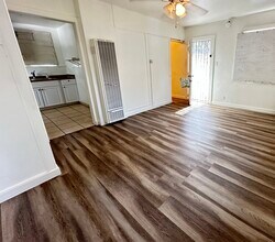 Building Photo - 910 N Herbert Ave